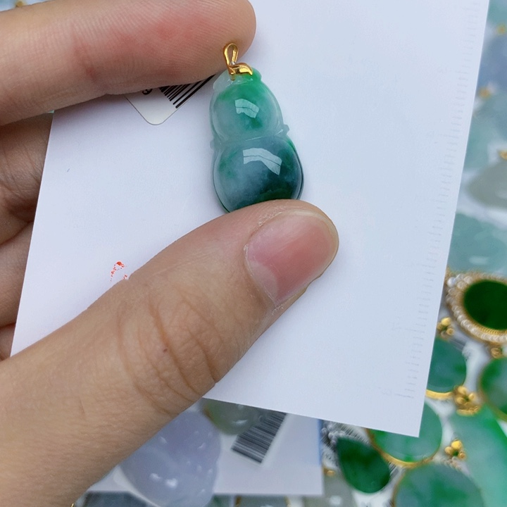 翡翠18K金镶嵌颈饰葫芦