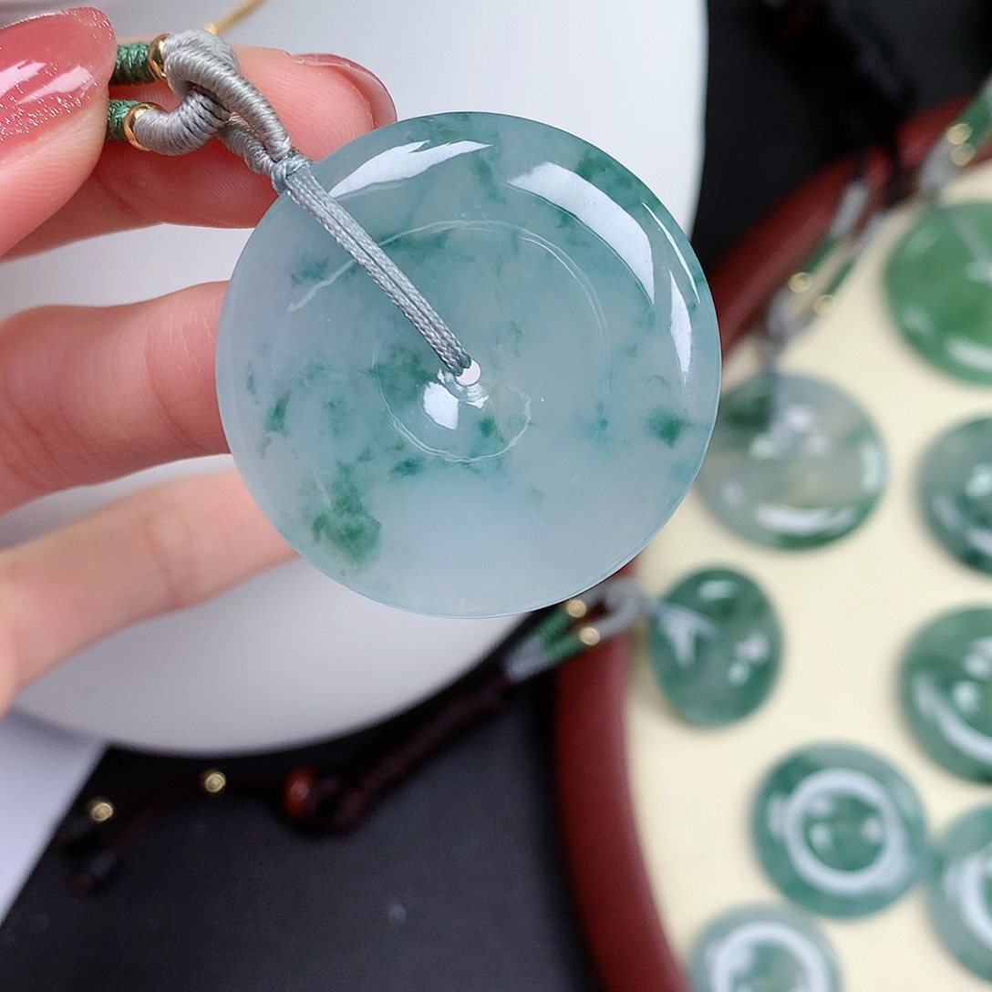 翡翠颈饰未镶嵌平安扣