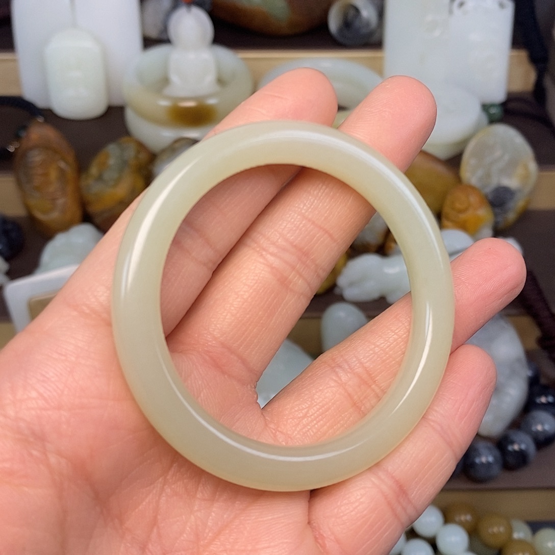 ฅ****和田玉未镶嵌手镯