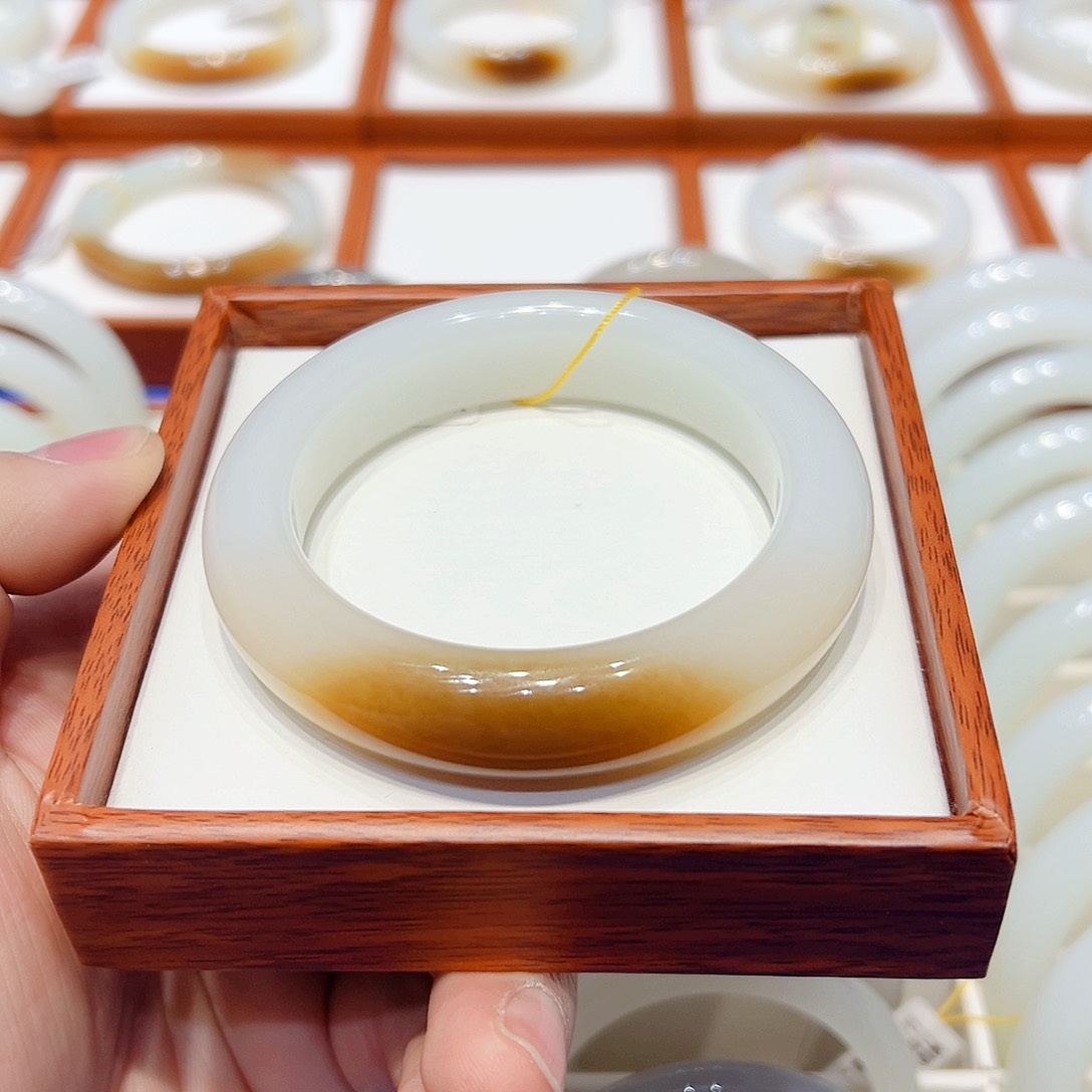 和田玉手镯未镶嵌且末一口红糖