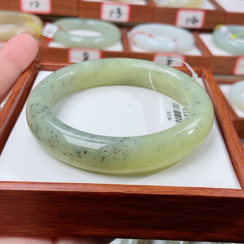 【闪购商品】和田玉手镯未镶嵌59