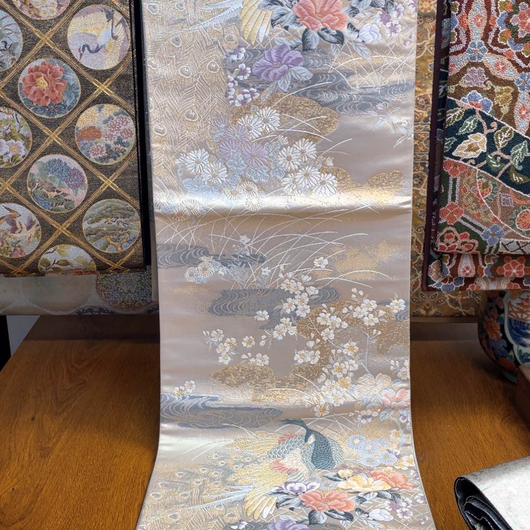 织绣六通孔雀花卉