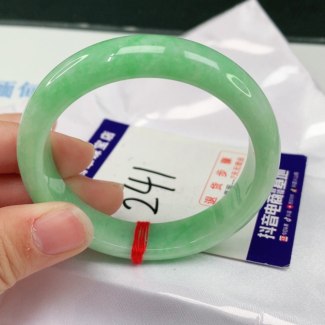 翡翠手镯未镶嵌翡翠