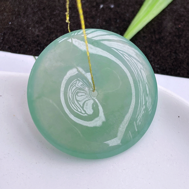 自然光实拍缅甸天然翡翠A货冰种满色胶感平安扣吊坠