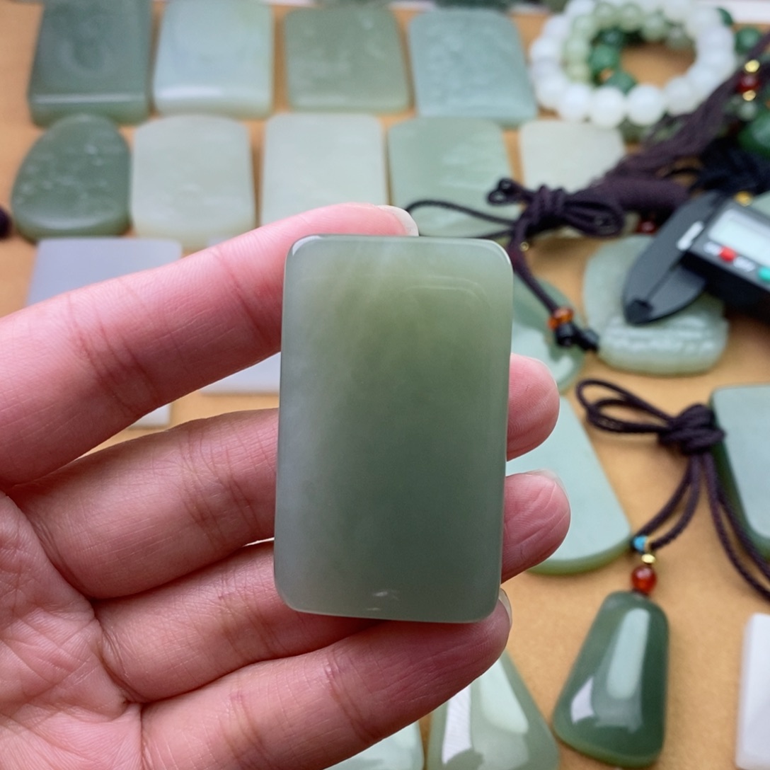 和田玉颈饰未镶嵌?****?微包容有结构过渡色