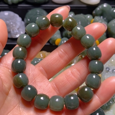 颈饰未镶嵌和田玉（糖玉）