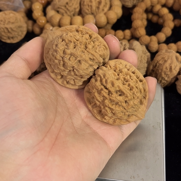 把件文玩核桃47左右微微瑕官帽，编号046