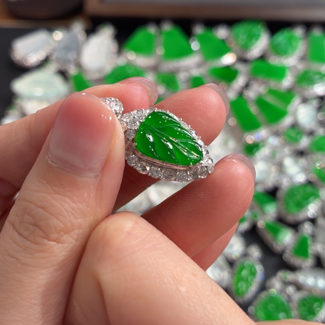 翡翠未镶嵌颈饰叶子