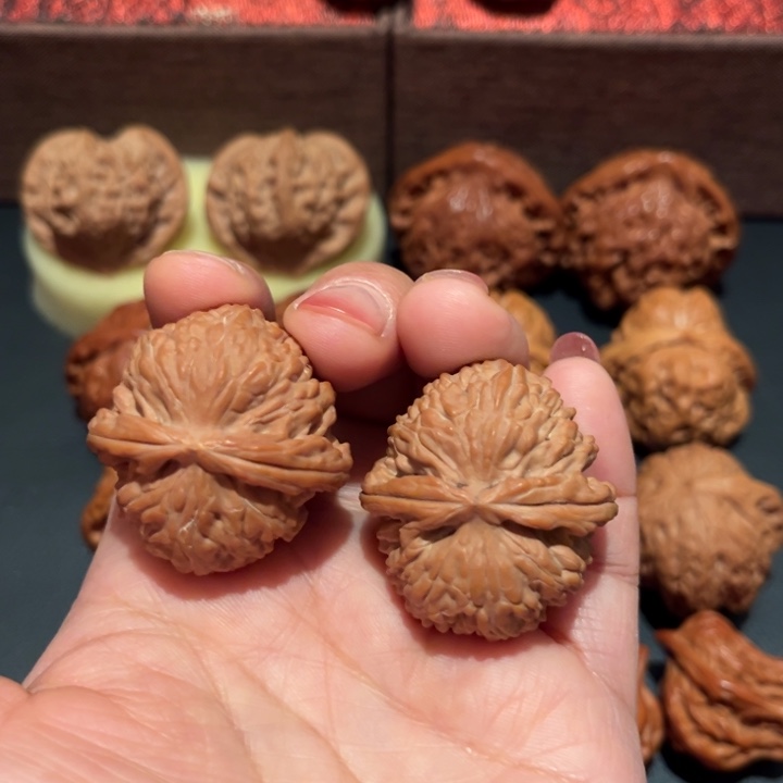 文玩核桃吊坠白狮子