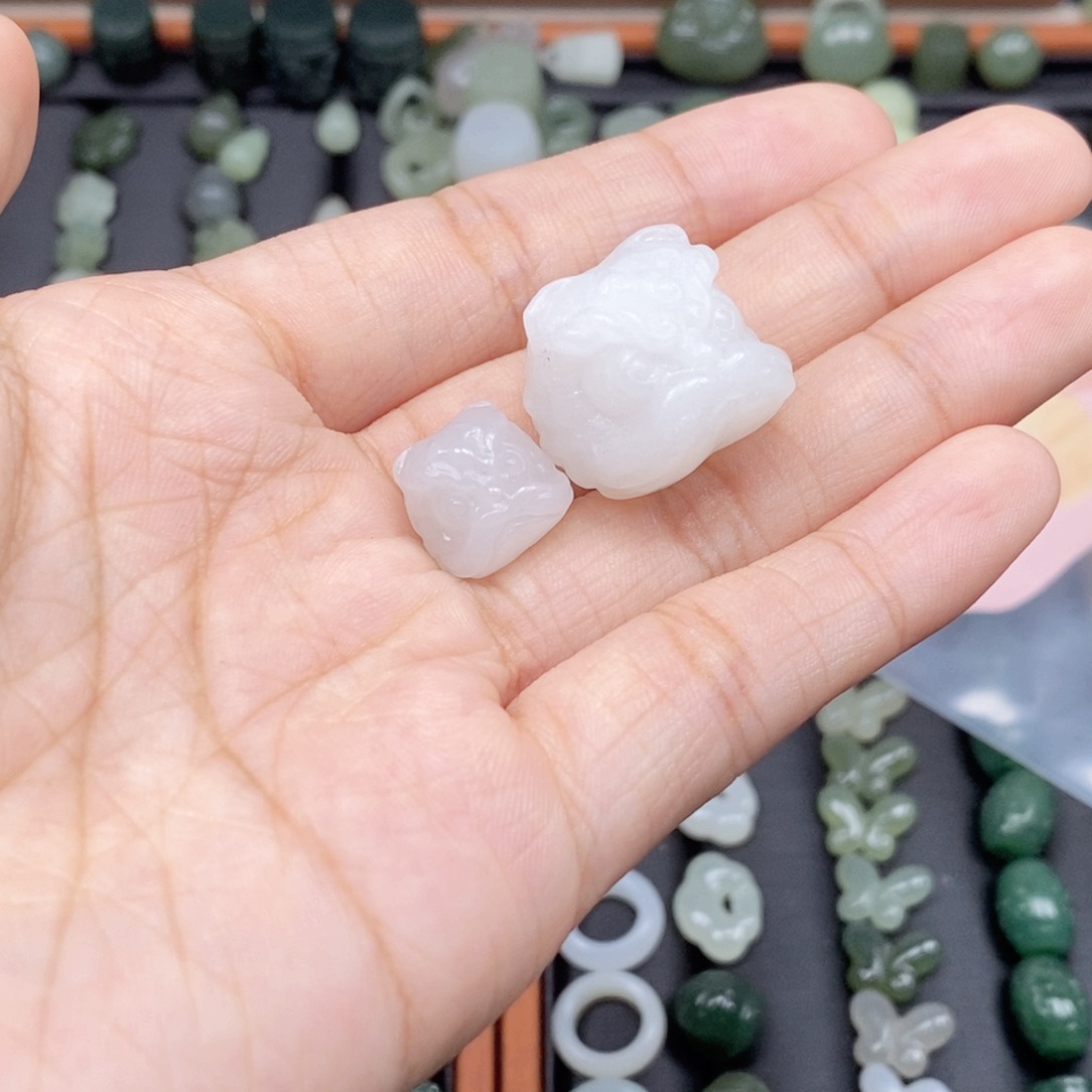 林***鹿和田玉未镶嵌颈饰