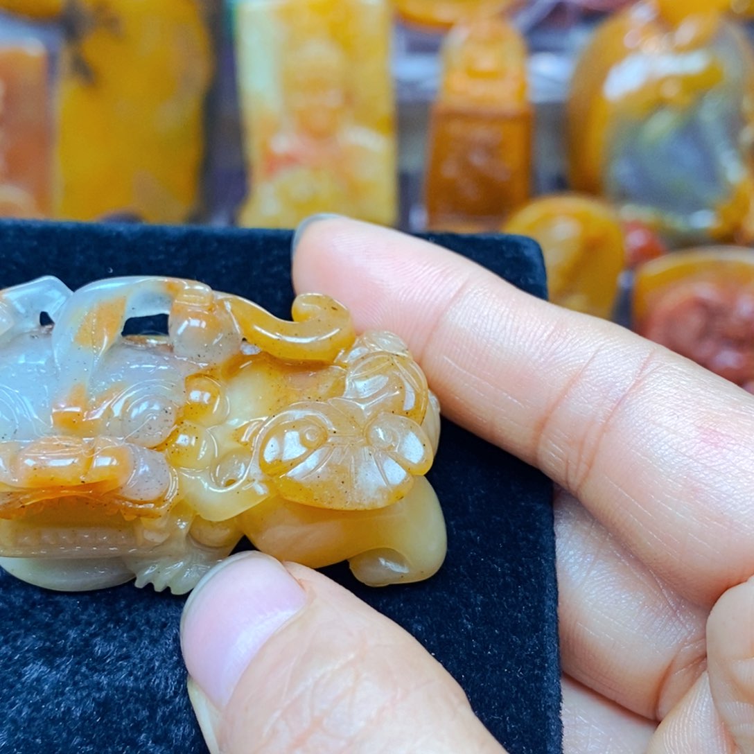 未镶嵌石英质玉（黄龙玉）颈饰