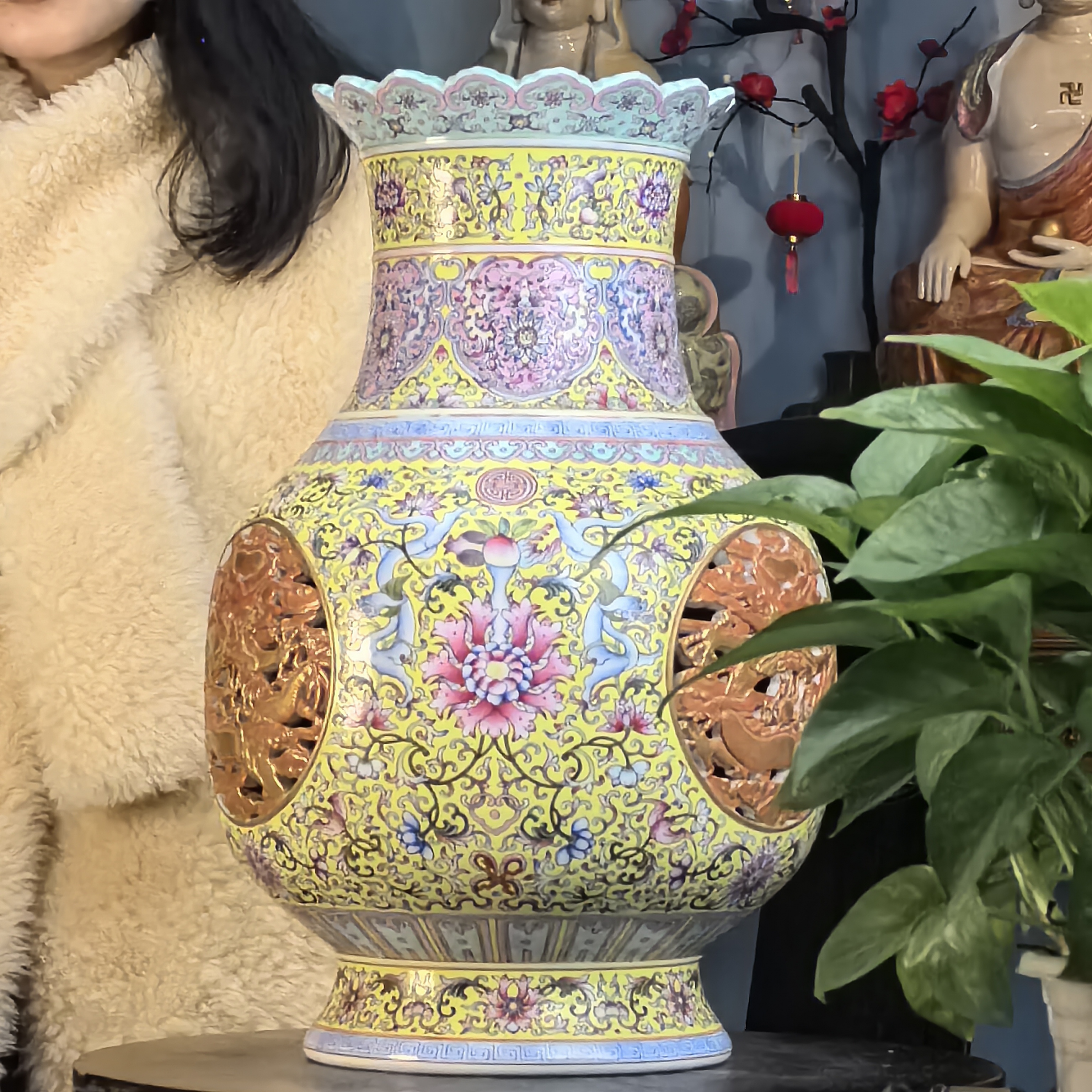 清 珐琅彩黄地花卉描金龙纹镂空开窗花口赏瓶