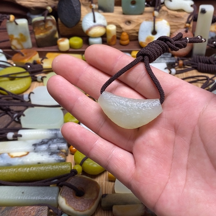 蛇纹石玉挂件未镶嵌