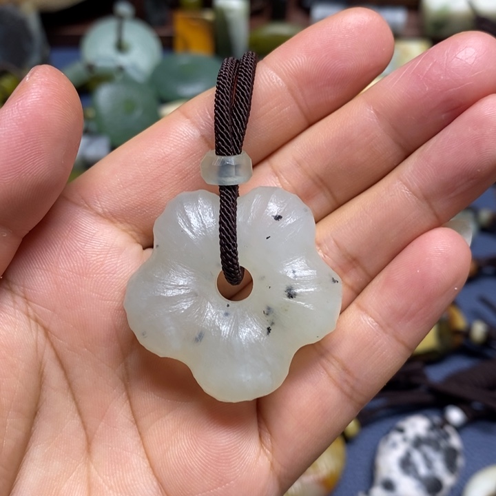 蛇纹石玉未镶嵌颈饰