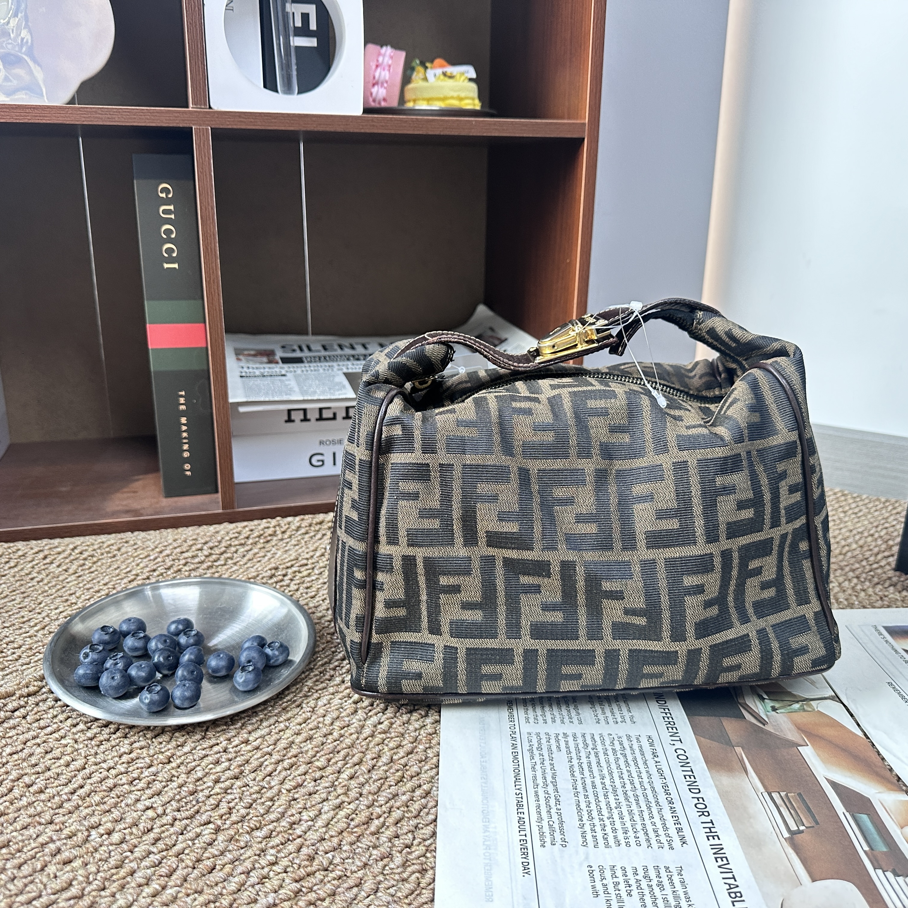 95新 FENDI/芬迪 经典老花大饭盒手提包/jmm100