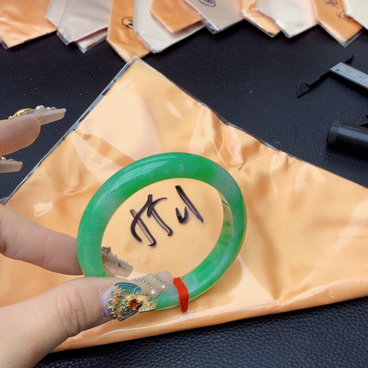 翡翠手镯未镶嵌翡翠手镯