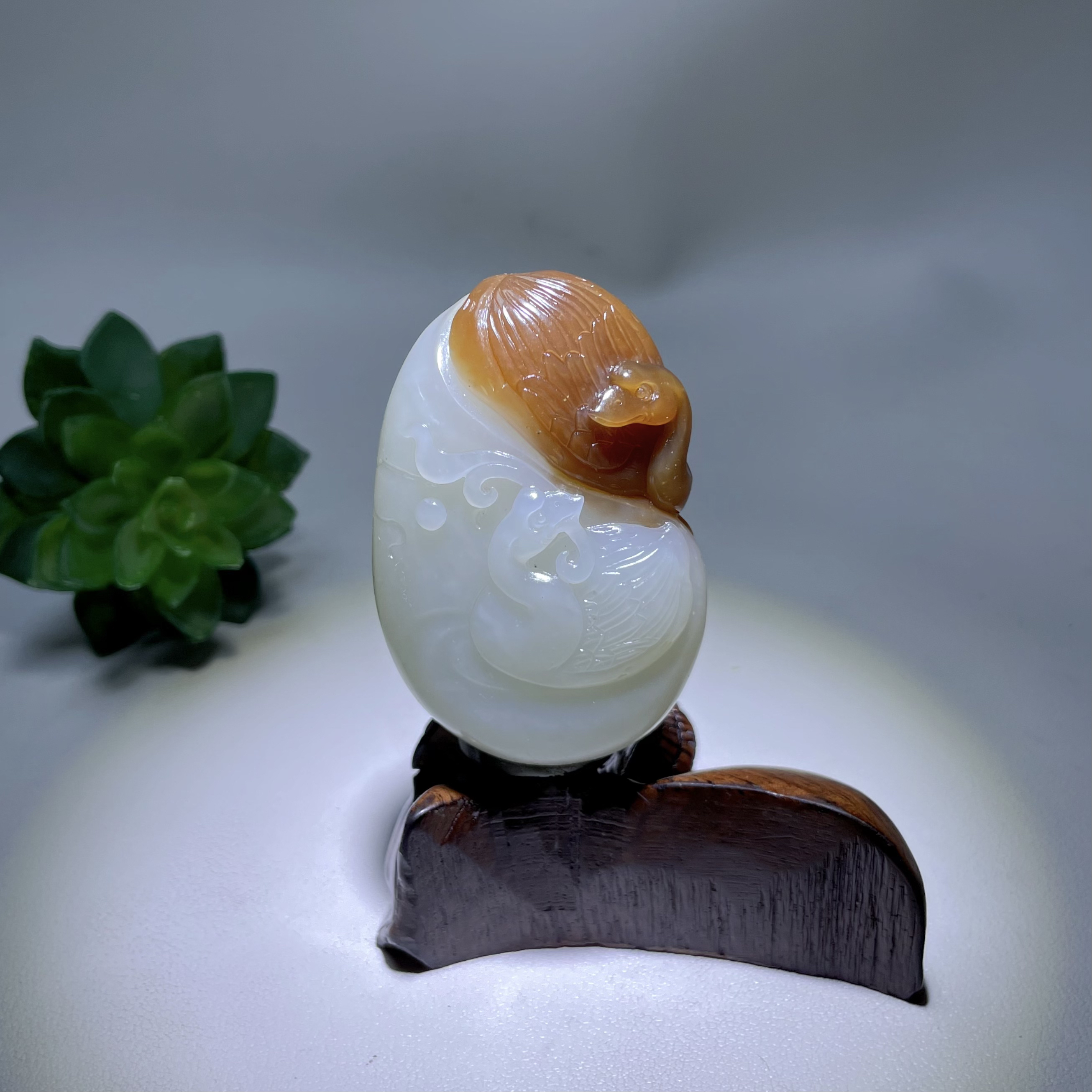 新疆和田玉且末糖白《相亲相爱》挂件