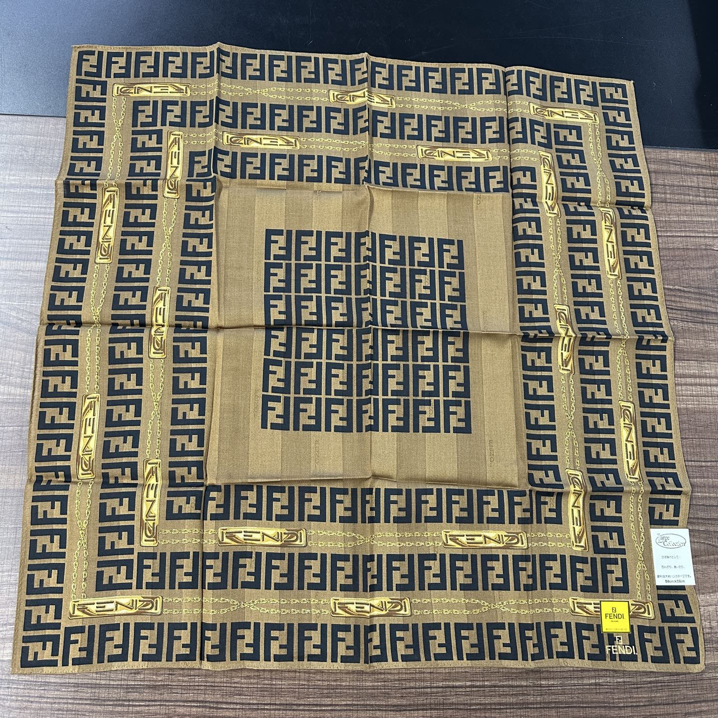 未使用 FENDI/芬迪 Fendi女士 58*58老花方巾156108