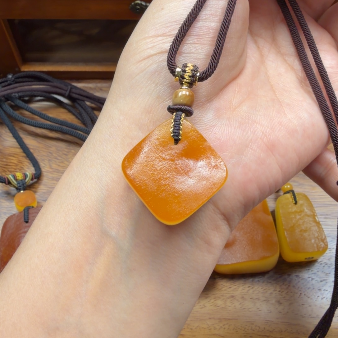 琥珀未镶嵌吊坠(赠链)