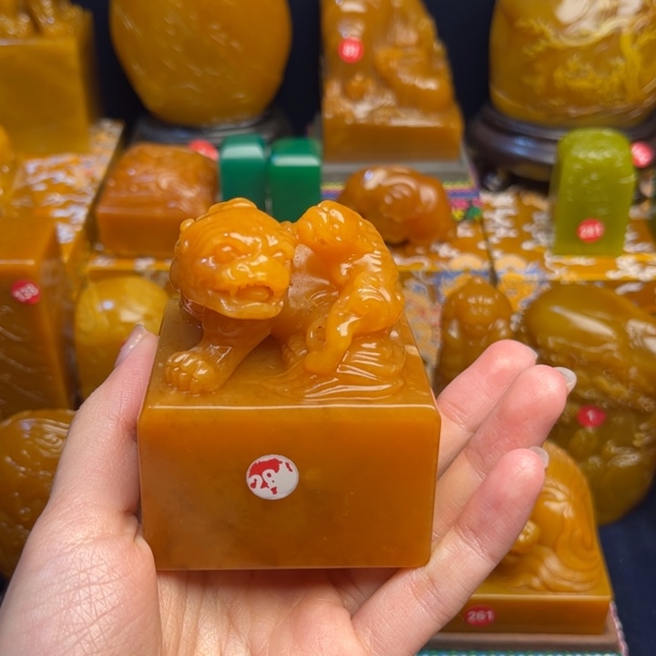 田黄石我***称题材：工艺品