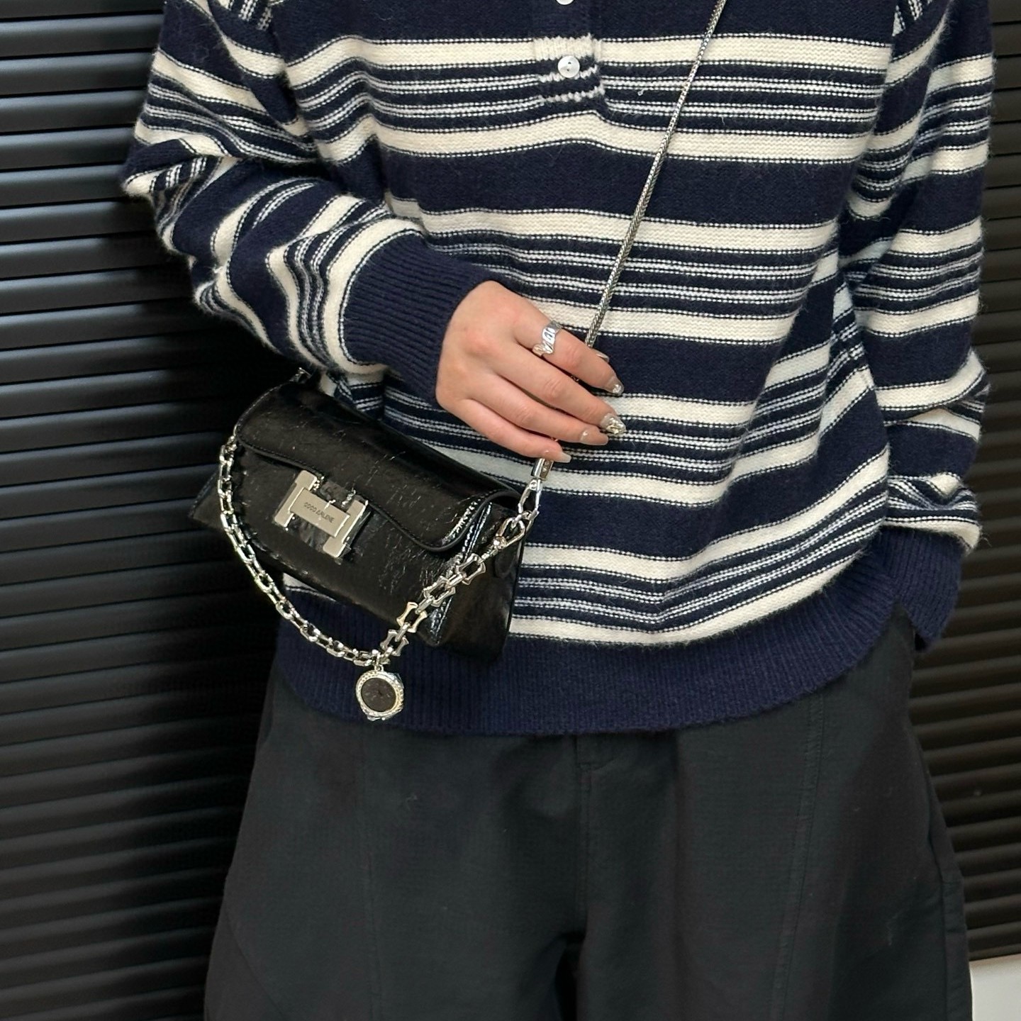 【偲偲家专属】轻奢时尚百搭潮流女士包包新款油蜡亮皮真皮带挂件