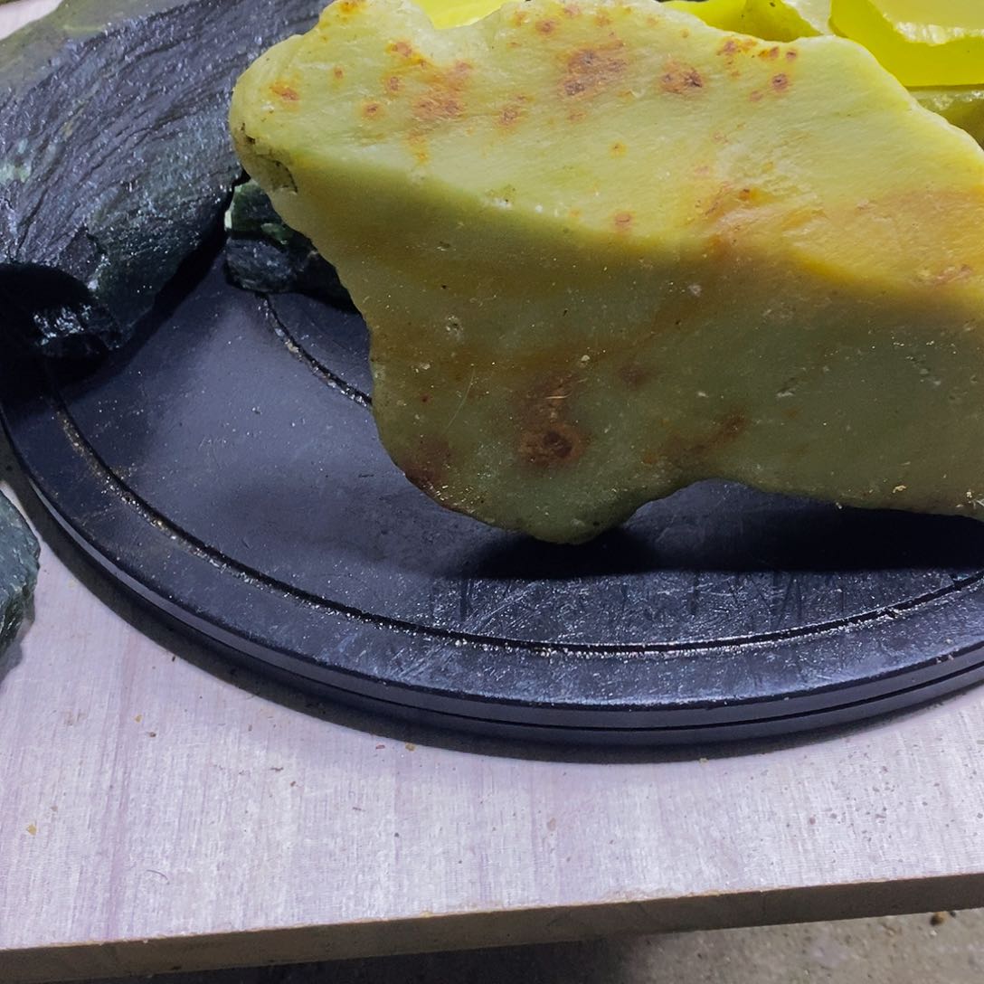 未镶嵌蛇纹石玉珠宝奇石