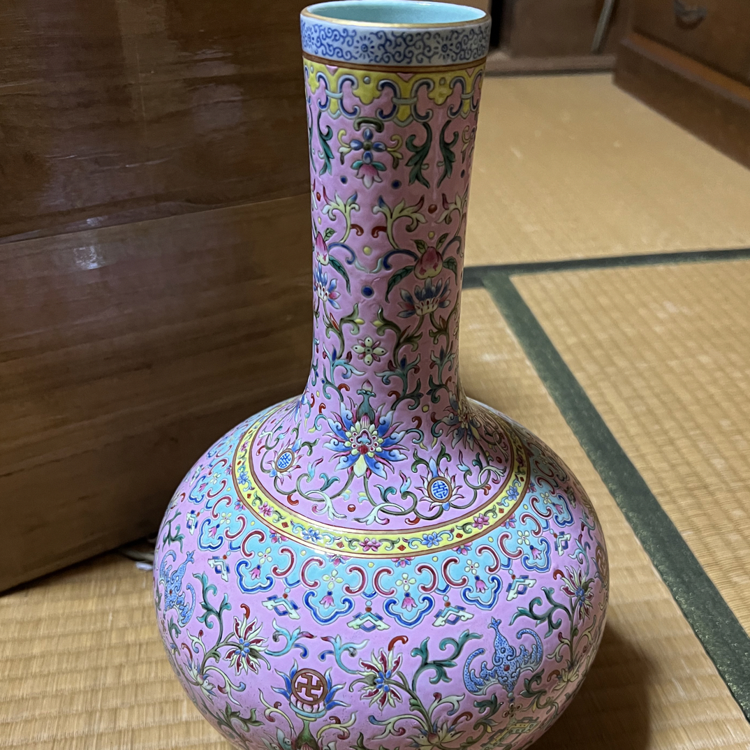 一件工艺精美的花瓶