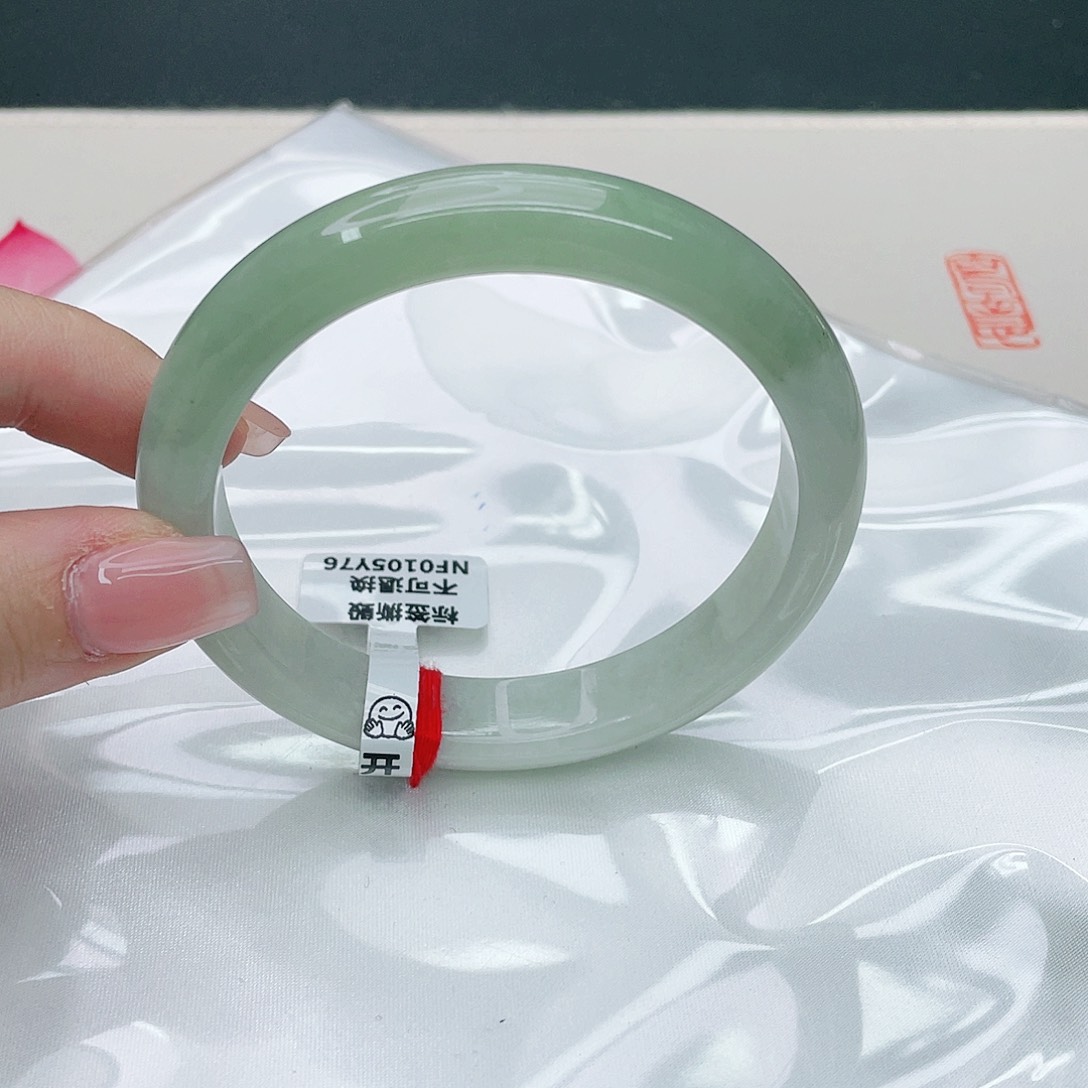 翡翠手镯未镶嵌正61.8