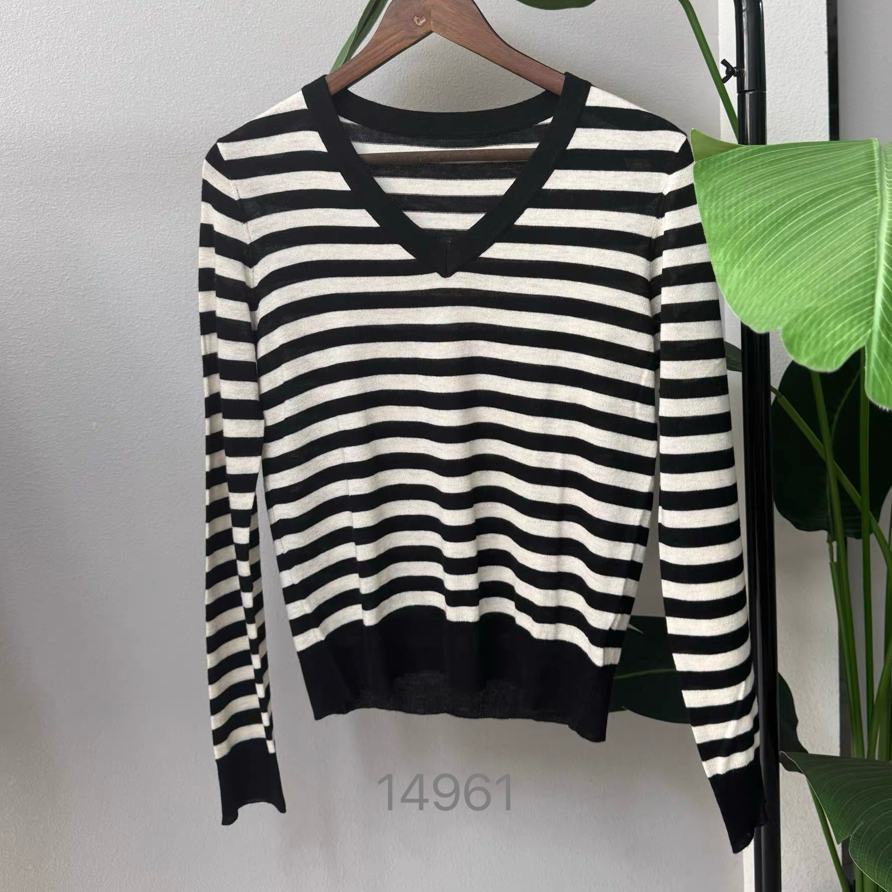 14961（部分无水洗唛，介意慎拍）WANGDAN新款净版鸡心领长袖针织衫