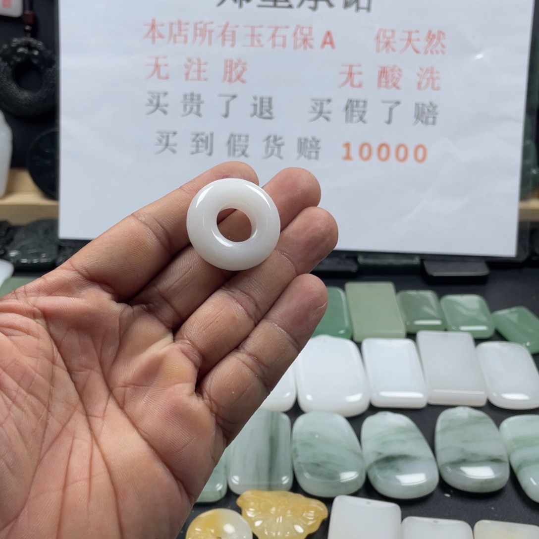 颈饰未镶嵌石英质玉（金丝玉）