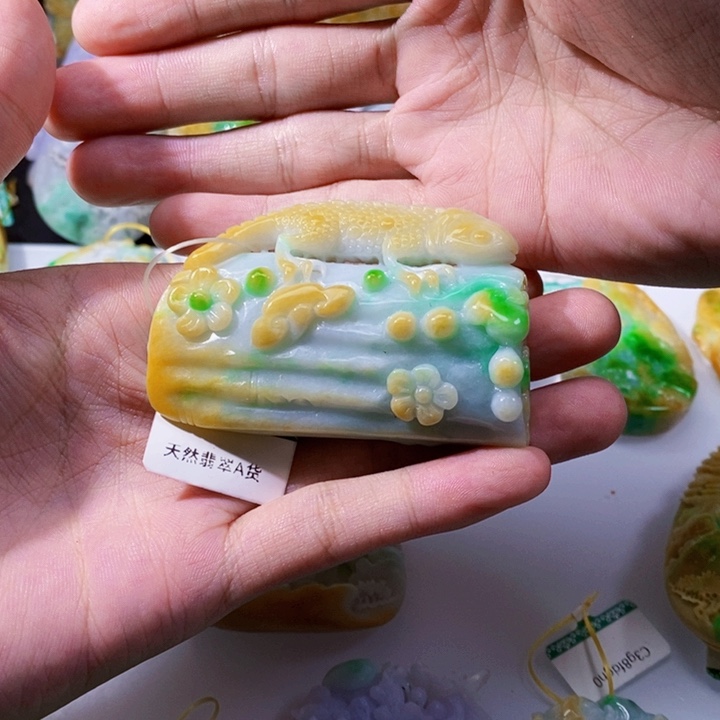 未镶嵌定制翡翠勇**心