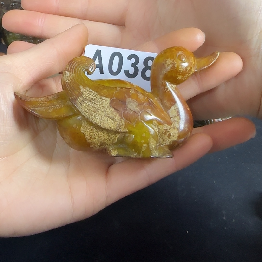 透闪石质玉挂件未镶嵌