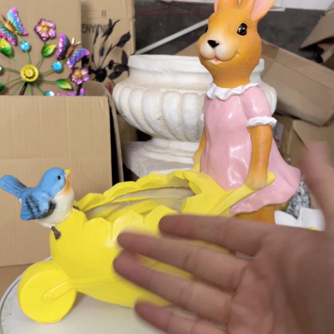 【闪购商品】树脂女兔推车小鸟盆