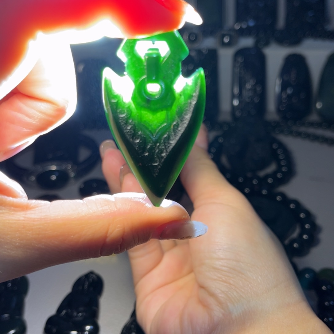 蛇纹石玉颈饰合金