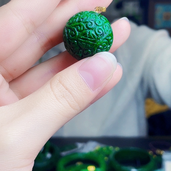 翡翠18K金镶嵌颈饰多样性