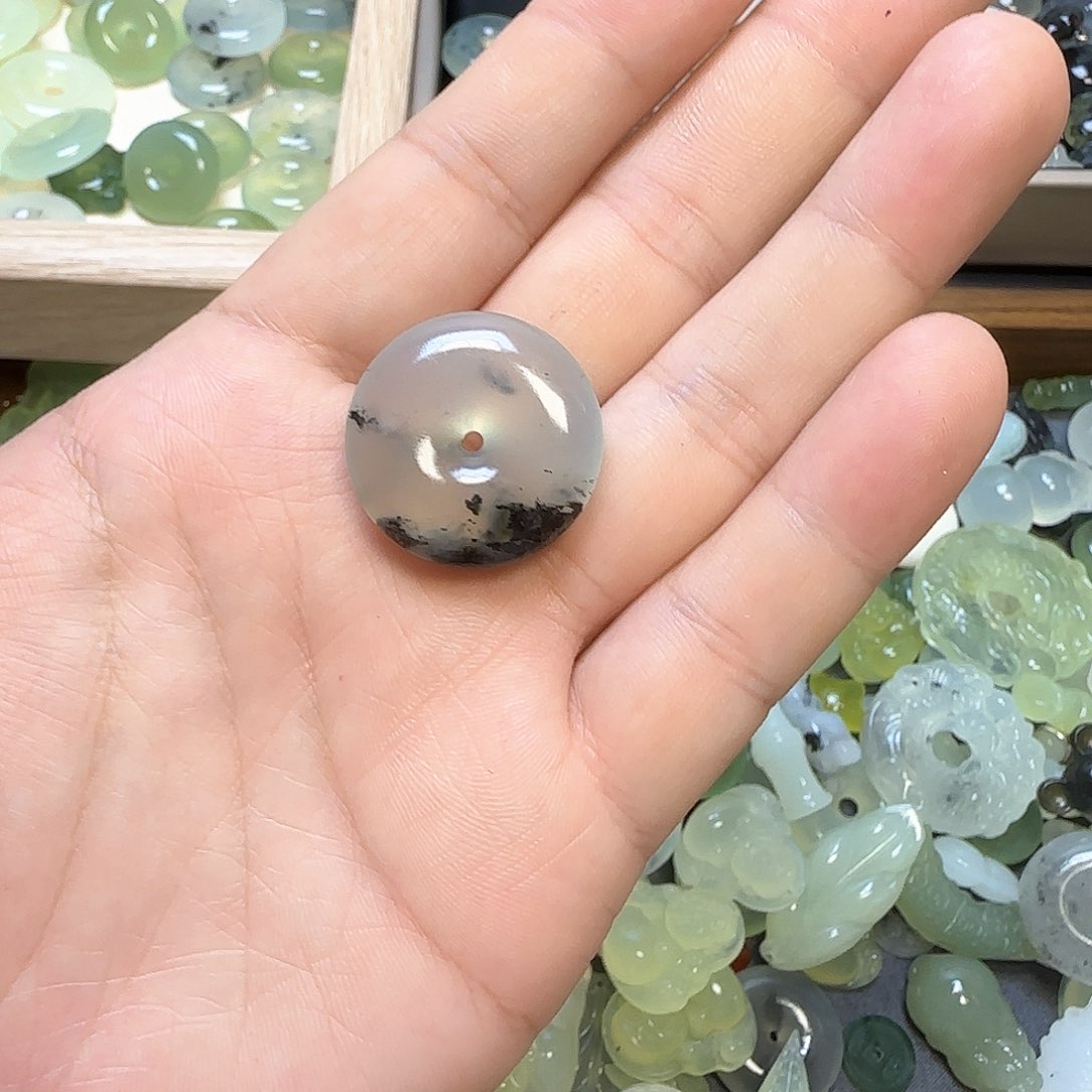 蛇纹石玉颈饰未镶嵌