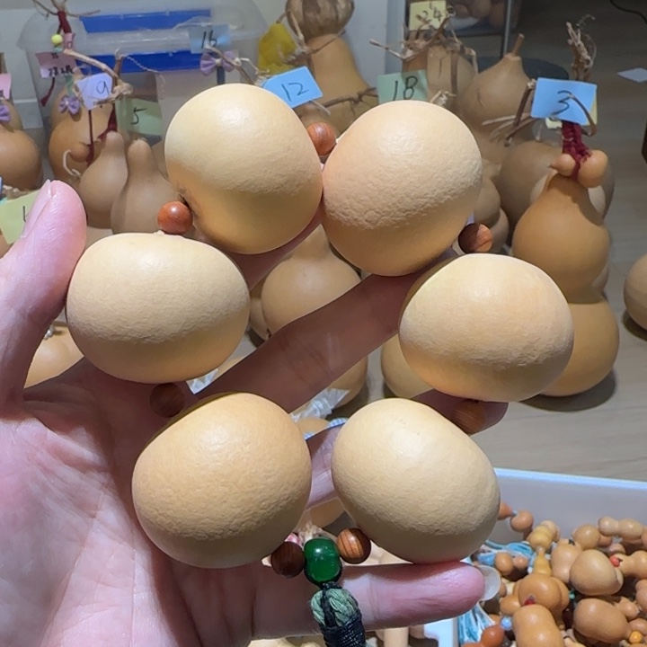 果子手持葫芦葫芦