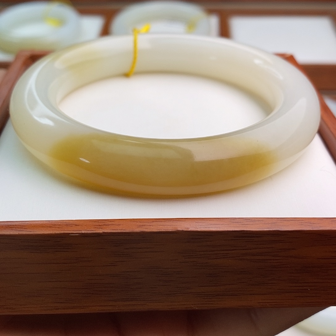 和田玉（糖玉）未镶嵌手镯