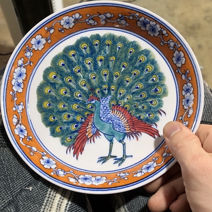 瓷片///////直径19厘米。红。