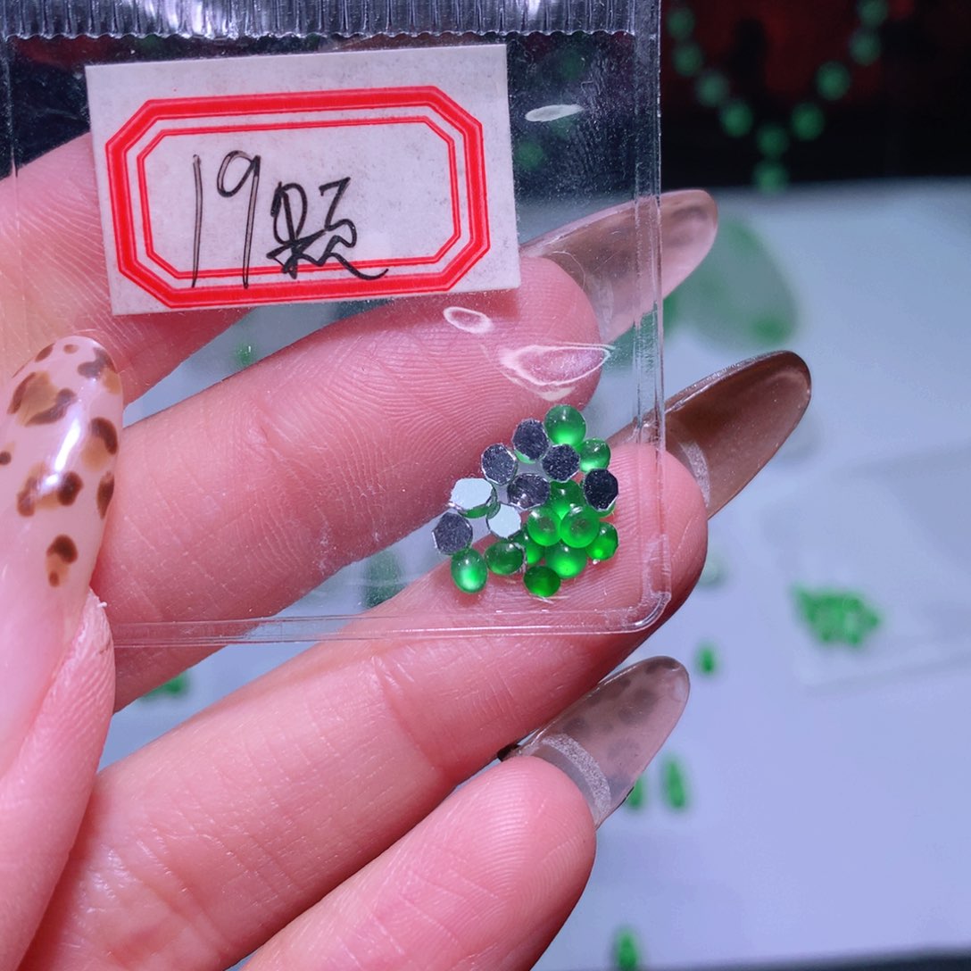 翡翠颈饰未镶嵌黄*人绿蛋