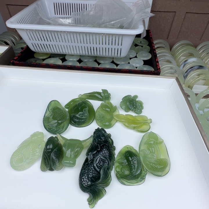 君***泽蛇纹石玉未镶嵌颈饰