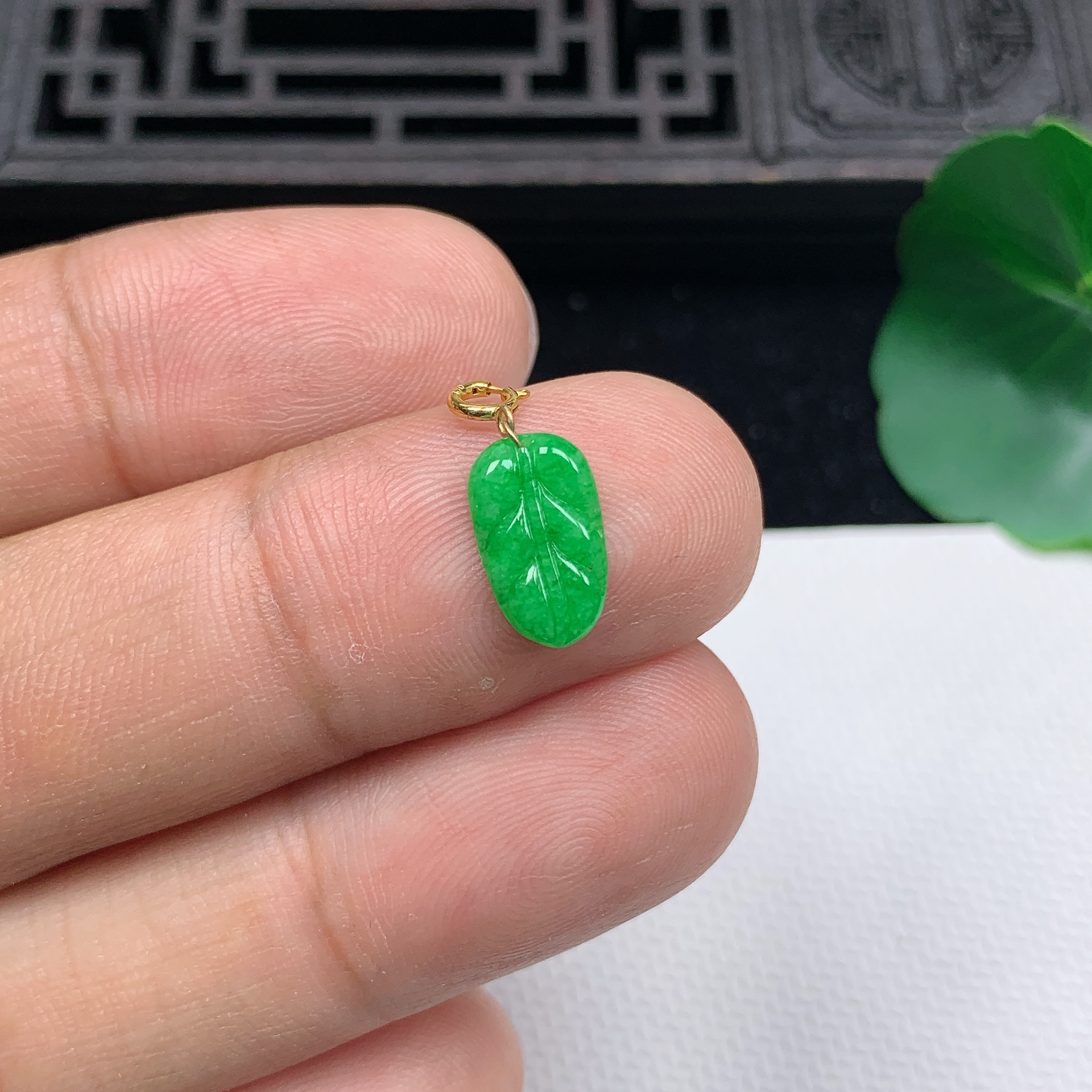 缅甸天然翡翠A货18K金扣精美飘阳绿小叶子吊坠尺寸11.4*6.6*1.6mm