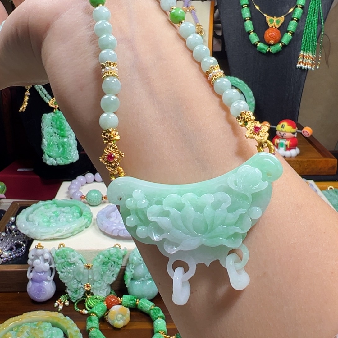 翡翠未镶嵌毛衣链冰绿