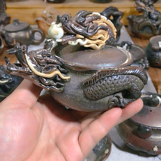 瓷片微瑕的双龙茶壶