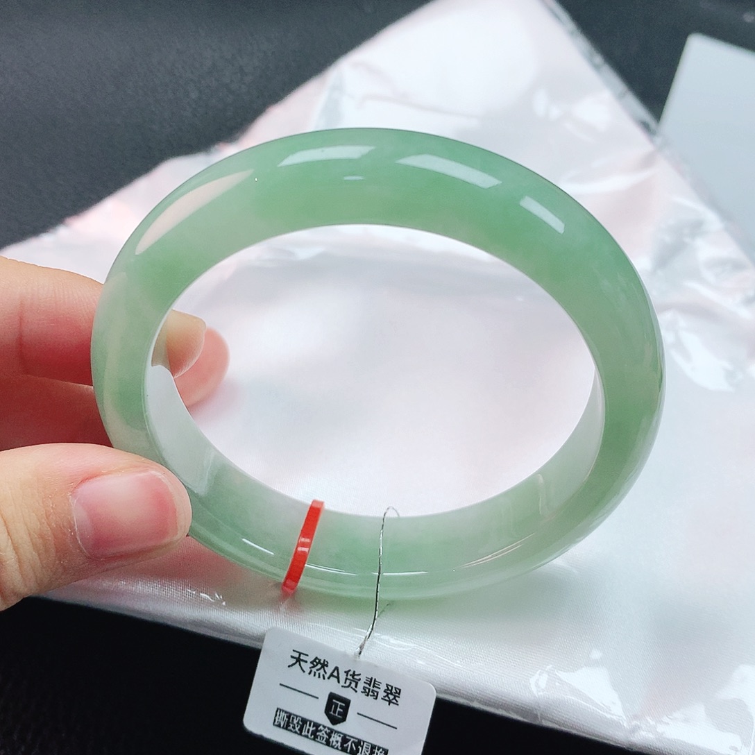 翡翠手镯未镶嵌54圈