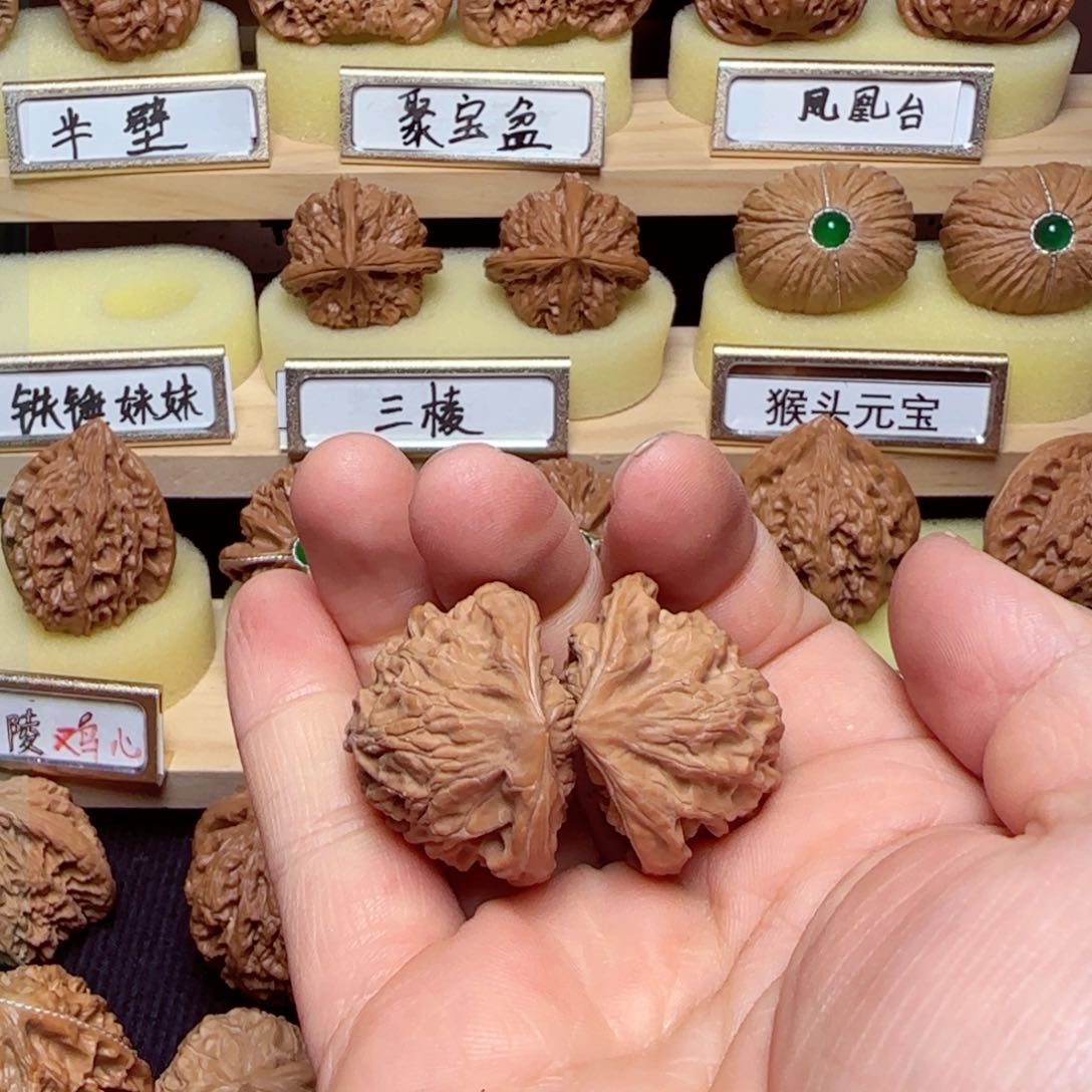文玩核桃吊坠传****爷小蛇打底