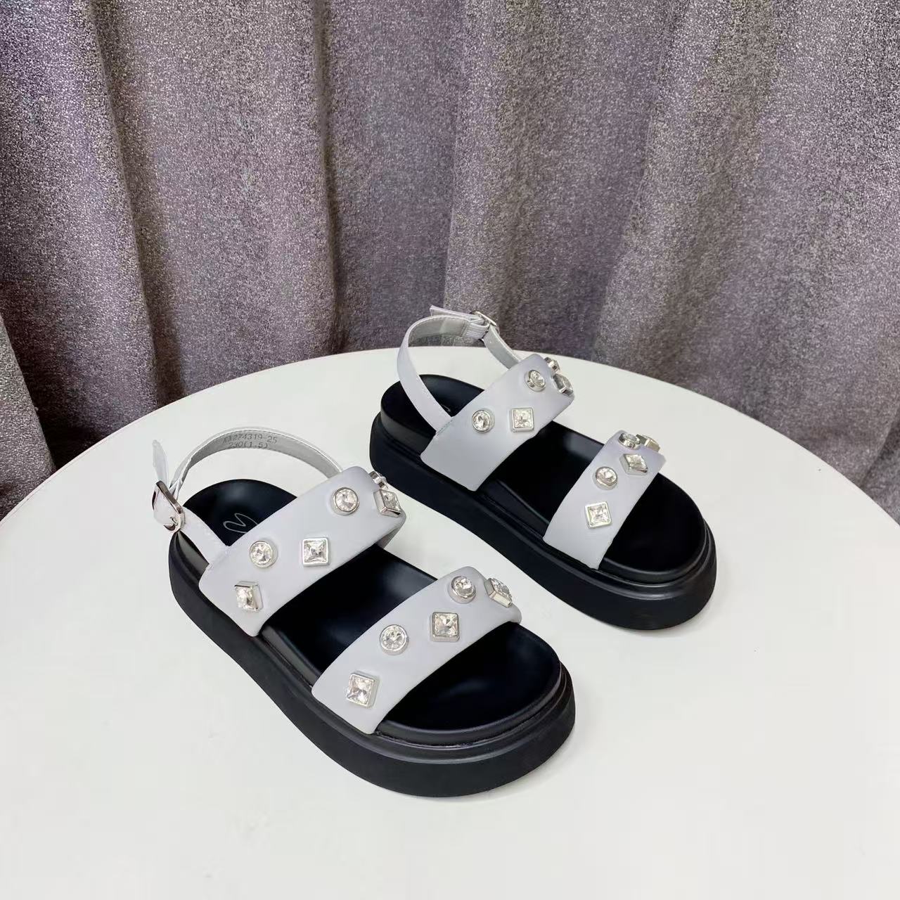 C8349 灰色  夏日新款一字带2025韩系厚底满钻休闲女凉鞋