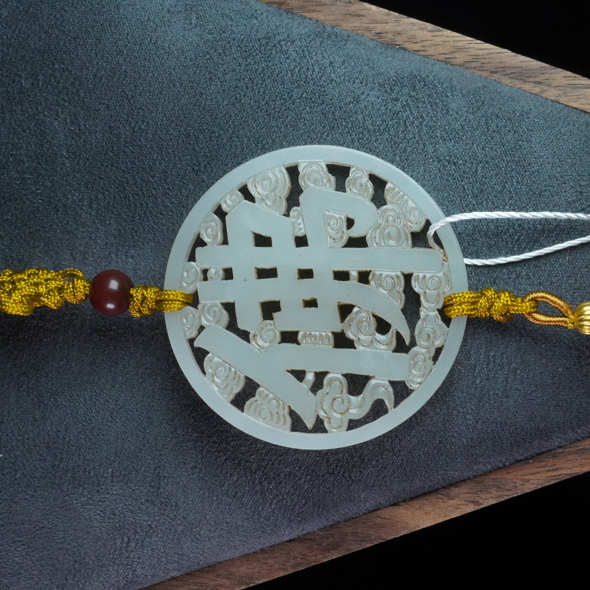 和田玉镂空佛牌2512230016