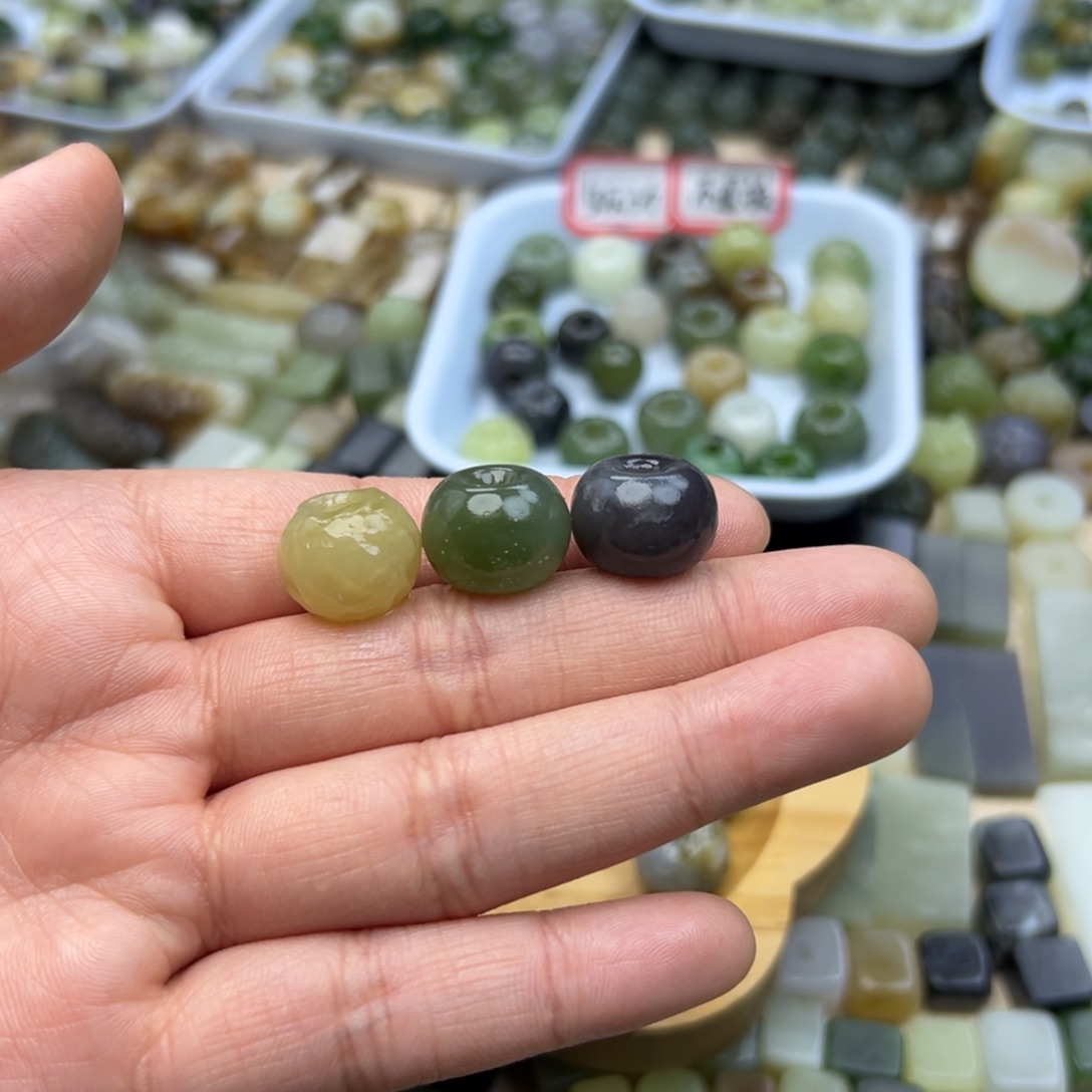 你***你和田玉未镶嵌颈饰