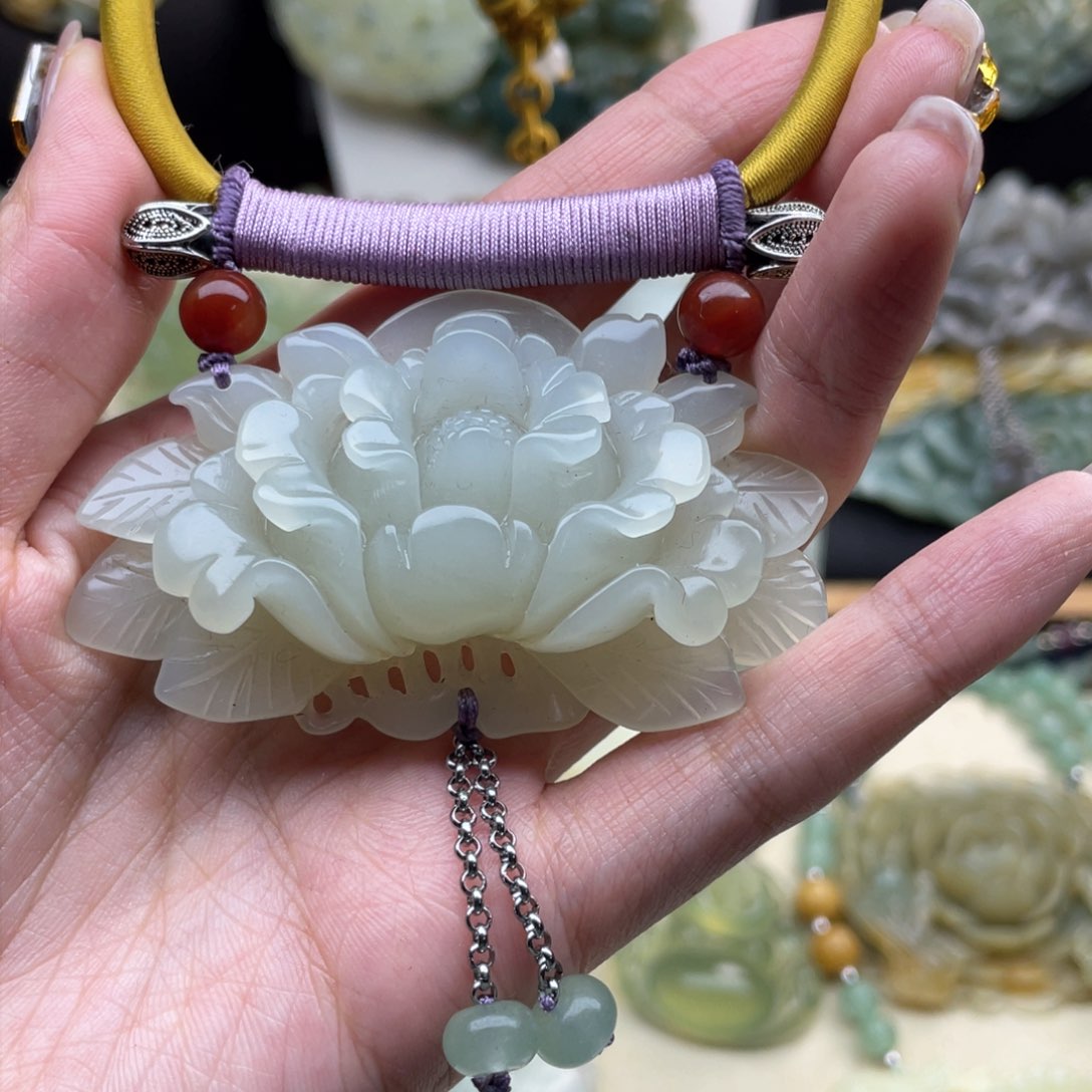 蛇纹石玉颈饰未镶嵌